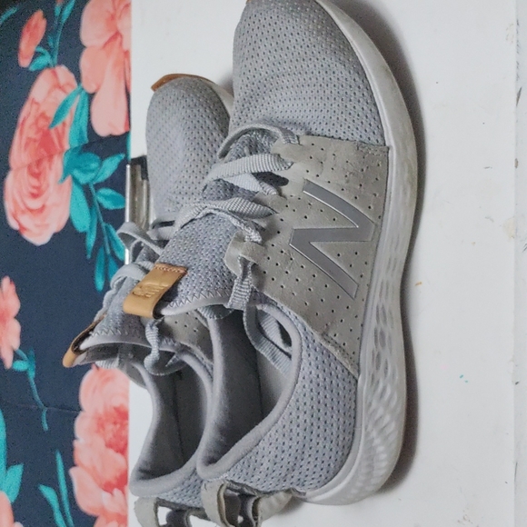 New Balance fresh foam sneakers size 7 - Picture 3 of 5